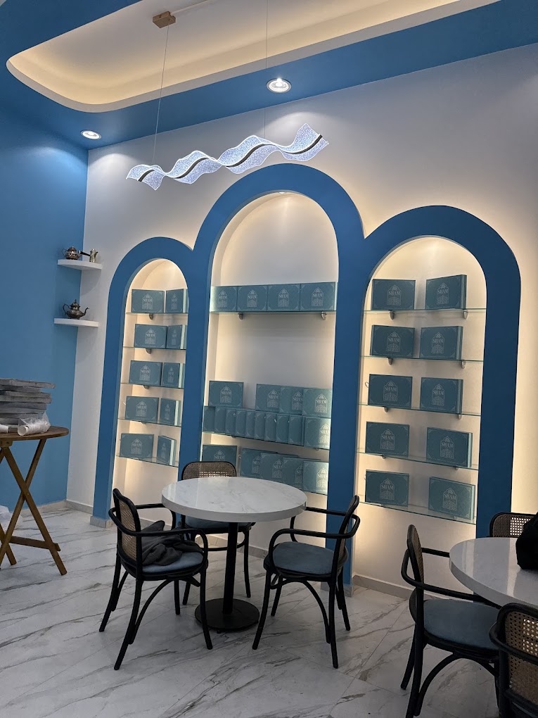 Store Innenraum – Blaue Bögen und orientalische Atmosphäre